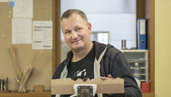 ein Klient ist zufrieden mit seiner exakten Holzarbeit in einem Atelier von Viv Selun in Walenstadt