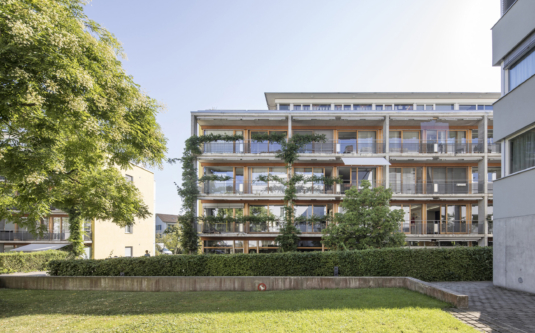 Gebäude von Viv Quimby mit grossen, begrünten Balkonen in St. Gallen-West