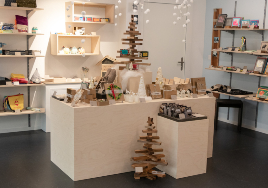 Atelier-Laden von Viv Selun mit Produkten aus Holz, Textil und Papier